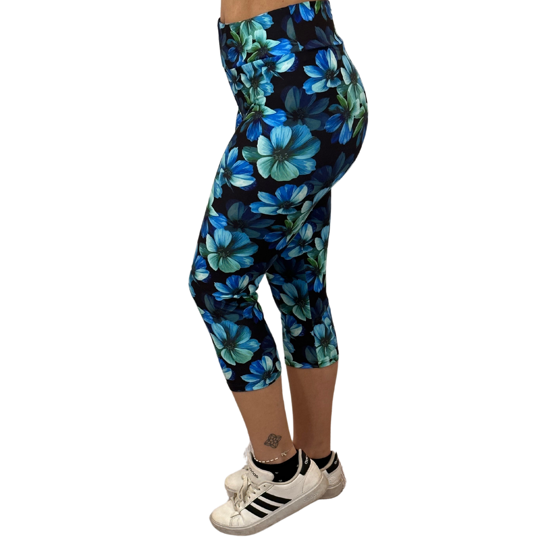 WOMAN WEARING EXTRA PLUS LEGGING CAPRIS