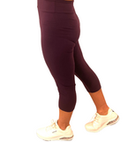 WOMAN WEARING ONE SIZE PURPLE LEGGING CAPRIS