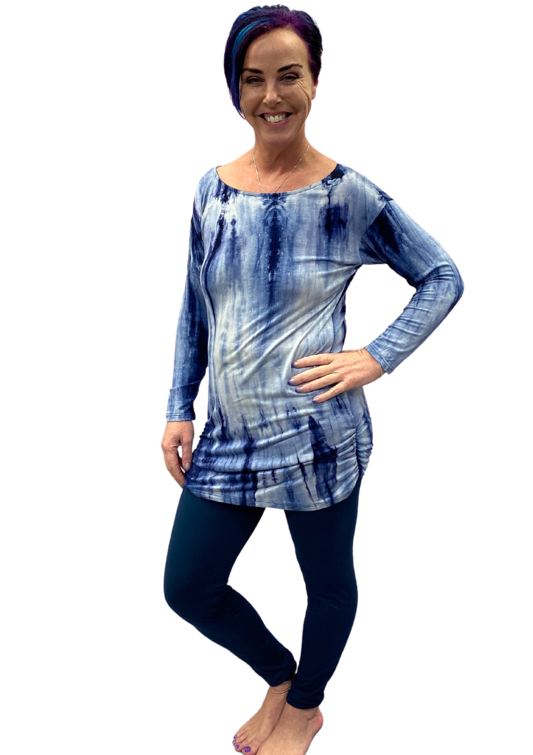 WOMAN WEARING NAVY LEGGINGS WITH POCKETS