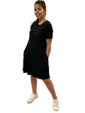 WOMAN WEARING BLACK DRESS WITH POCKETS