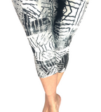 WOMAN WEARING PLUS SIZE BLACK AND WHITE LEGGING CAPRIS