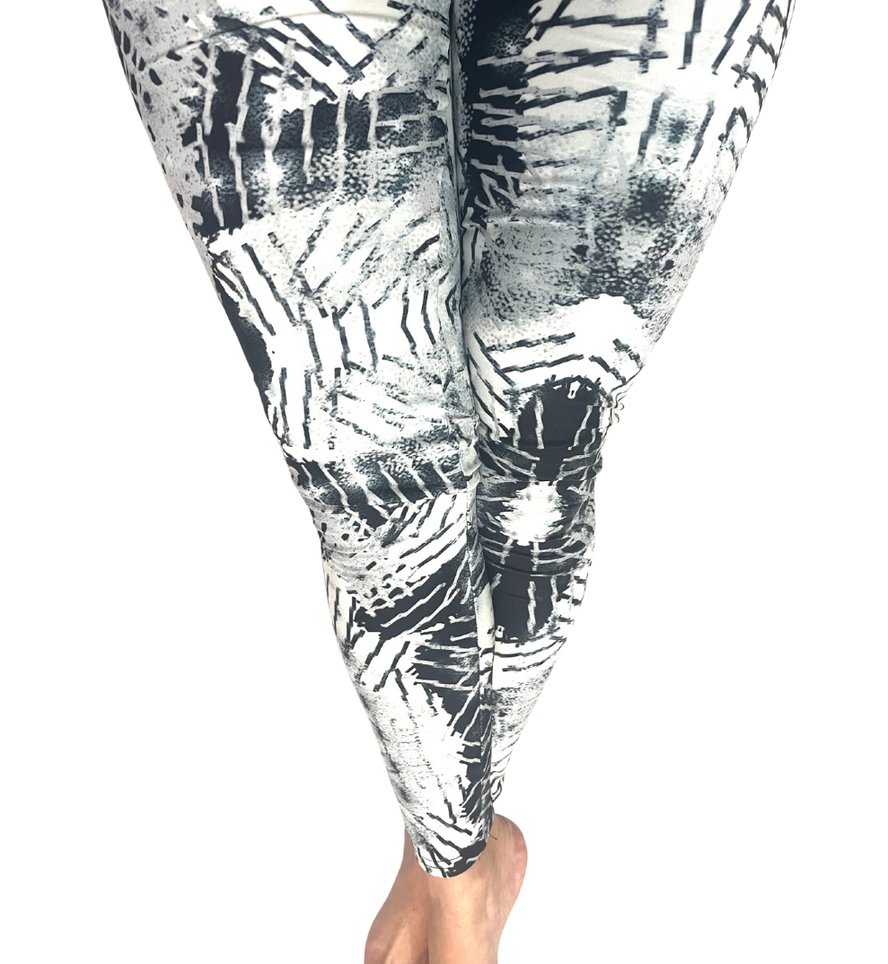 WOMAN WEARING EXTRA PLUS BLACK AND WHITE LEGGINGS