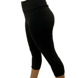 WOMAN WEARING EXTRA PLUS BLACK YOGA BAND CAPRIS