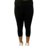 WOMAN WEARING EXTRA CURVY BLACK YOGA BAND CAPRIS