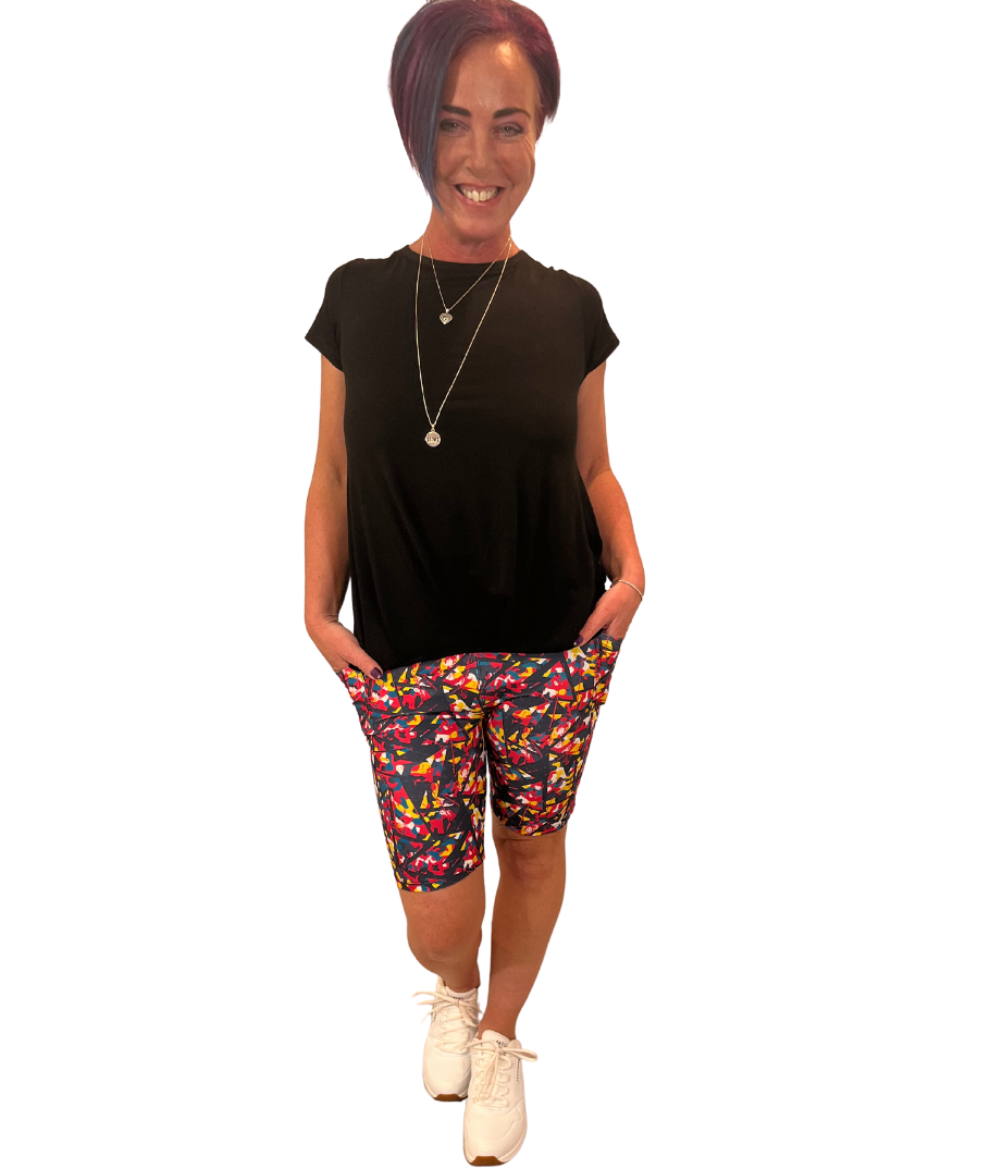 WOMAN WEARING PATTERNED BIKE SHORTS WITH POCKETS