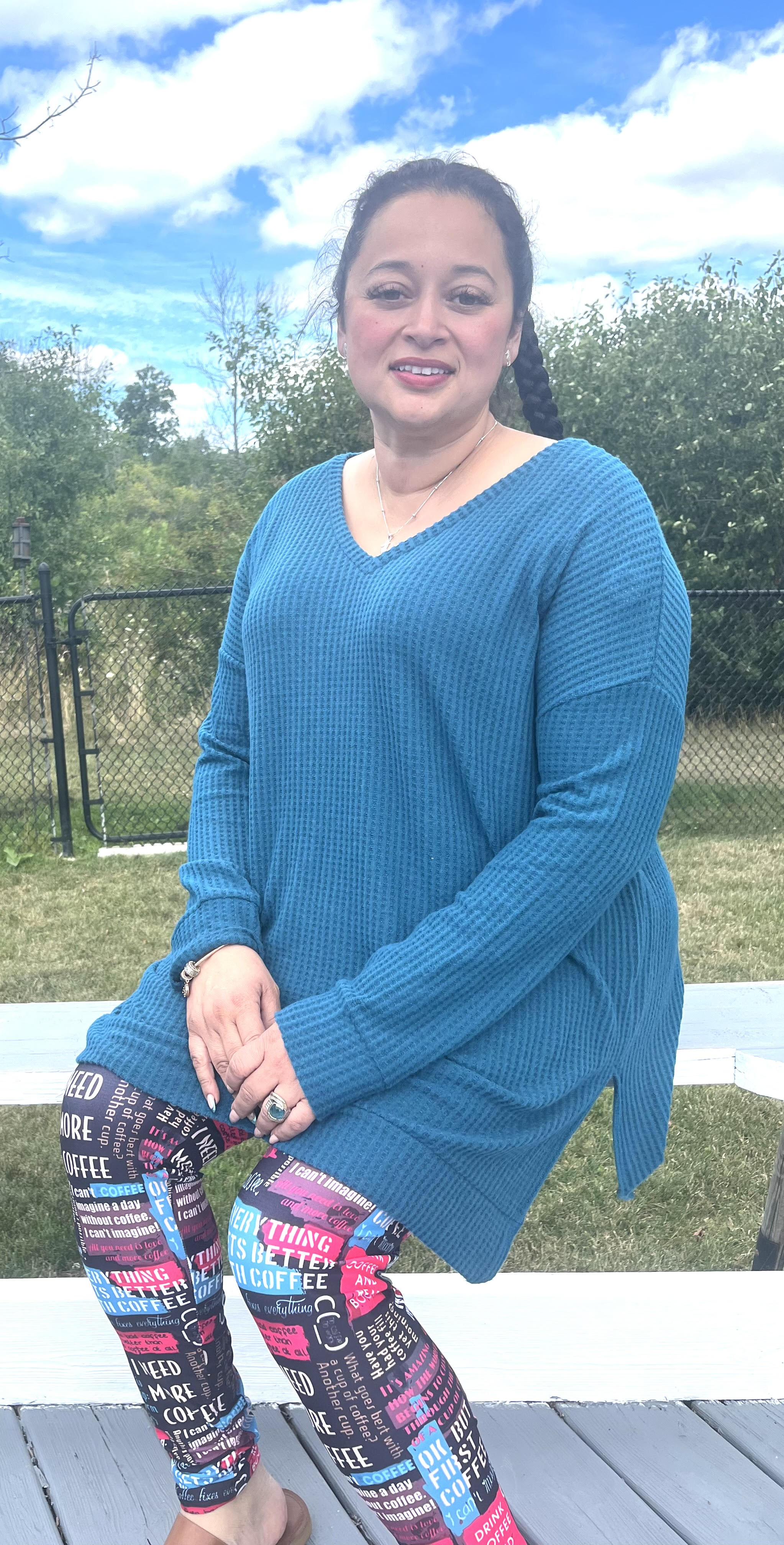 WOMAN WEARING EXTRA PLUS LEGGINGS WITH COFFEE