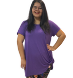 WOMAN WEARING PLUS SIZE PURPLE T-SHIRT WITH SIDE KNOT