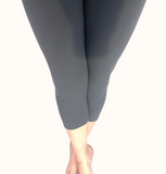 WOMAN WEARING ONE SIZE CHARCOAL LEGGING CAPRIS