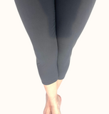 WOMAN WEARING ONE SIZE CHARCOAL LEGGING CAPRIS WITH POCKETS