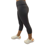 WOMAN WEARING CHARCOAL YOGA BAND CAPRIS