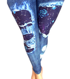 WOMAN WEARING EXTRA PLUS PATTERNED LEGGINGS