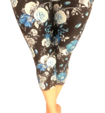 WOMAN WEARING ONE SIZE PATTERNED LEGGING CAPRIS WITH POCKETS