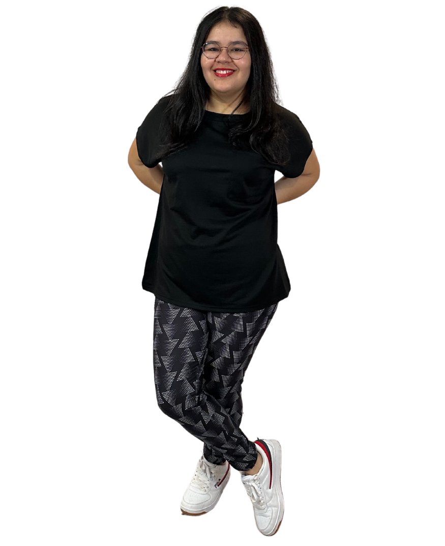 WOMAN WEARING EXTRA CURVY BLACK PATTERNED LEGGINGS
