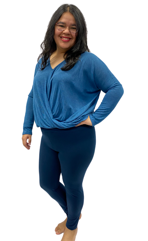 Woman wearing extra curvy navy leggings