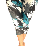 WOMAN WEARING REGULAR TEAL AND GRAY LEGGING CAPRIS