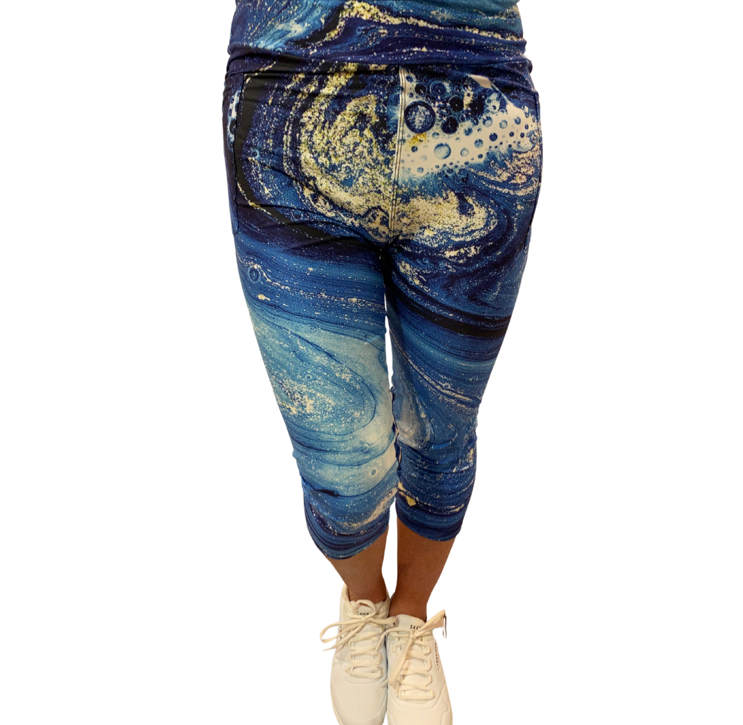 WOMAN WEARING EXTRA PLUS BLUE GALAXY LEGGING CAPRIS