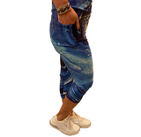 WOMAN WEARING EXTRA CURVY GALAXY CAPRIS