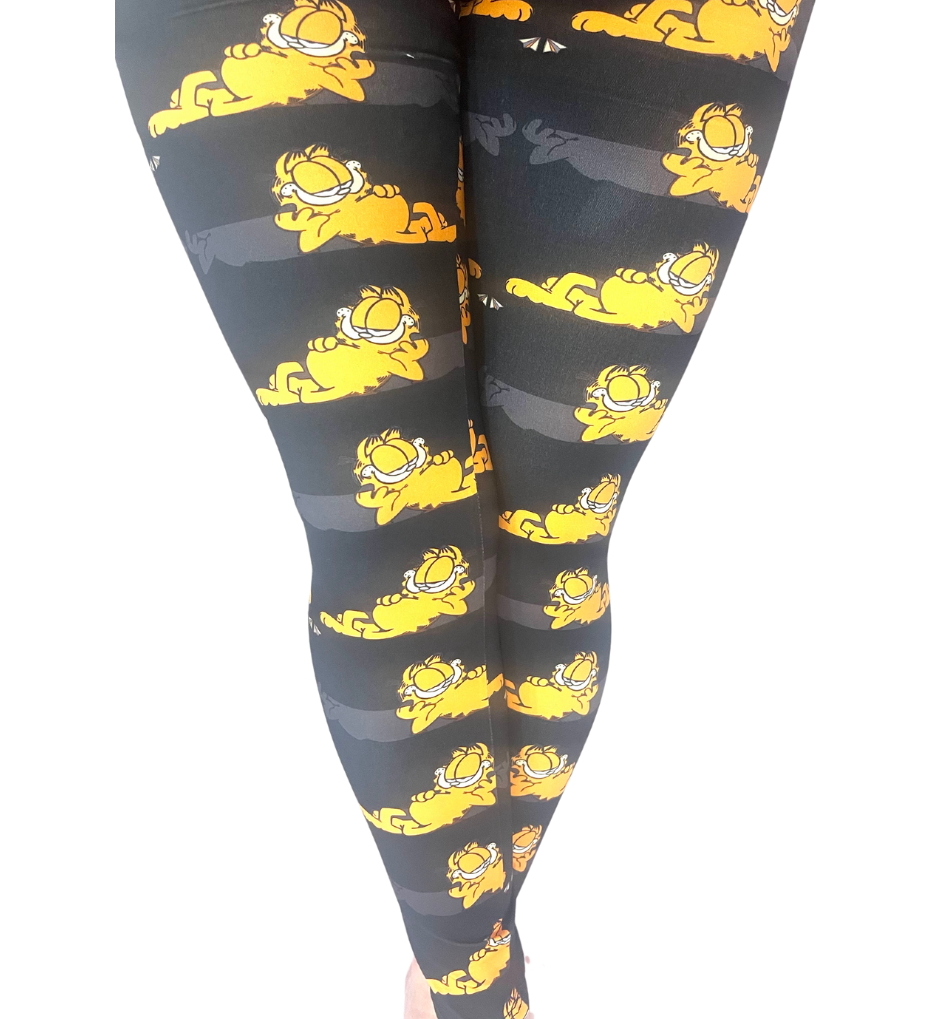 WOMAN WEARING EXTRA PLUS GARFIELD LEGGINGS