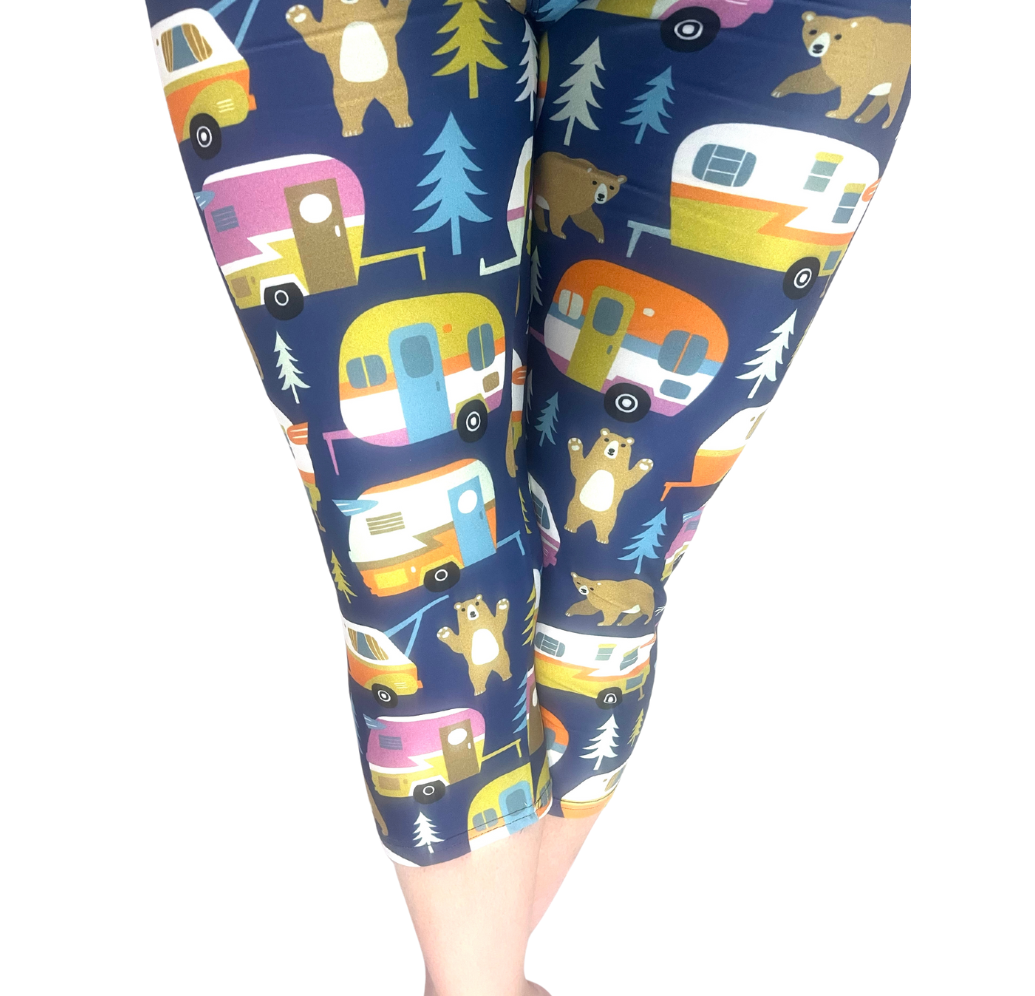 WOMAN WEARING PLUS SIZE CAMPING LEGGING CAPRIS