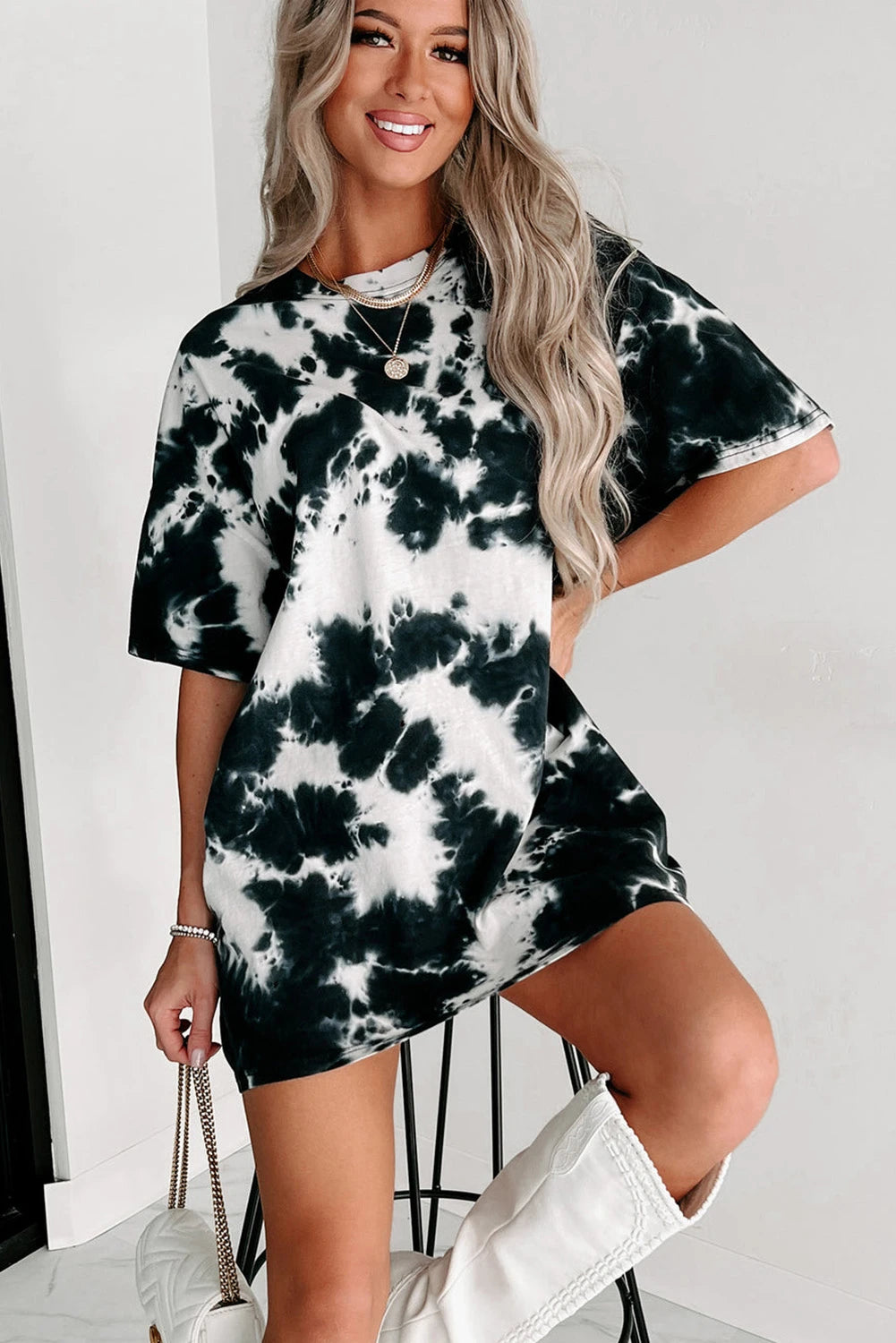 WOMAN WEARING SHORT SLEEVE BLACK AND WHITE TOP