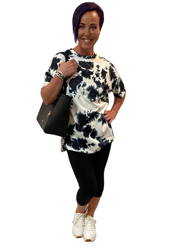 WOMAN WEARING SHORT SLEEVE BLACK AND WHITE TIE-DYE SHIRT