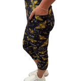 WOMAN WEARING EXTRA CURVY CAPRIS WITH BEES