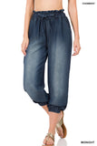 WOMAN WEARING PLUS SIZE JEAN JOGGING PANTS