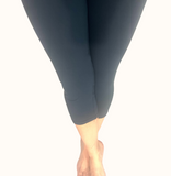 WOMAN WEARING ONE SIZE NAVY LEGGING CAPRIS