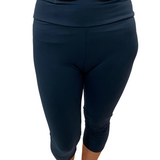 WOMAN WEARING EXTRA CURVY NAVY YOGA BAND CAPRIS