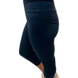 WOMAN WEARING EXTRA PLUS NAVY YOGA BAND CAPRIS