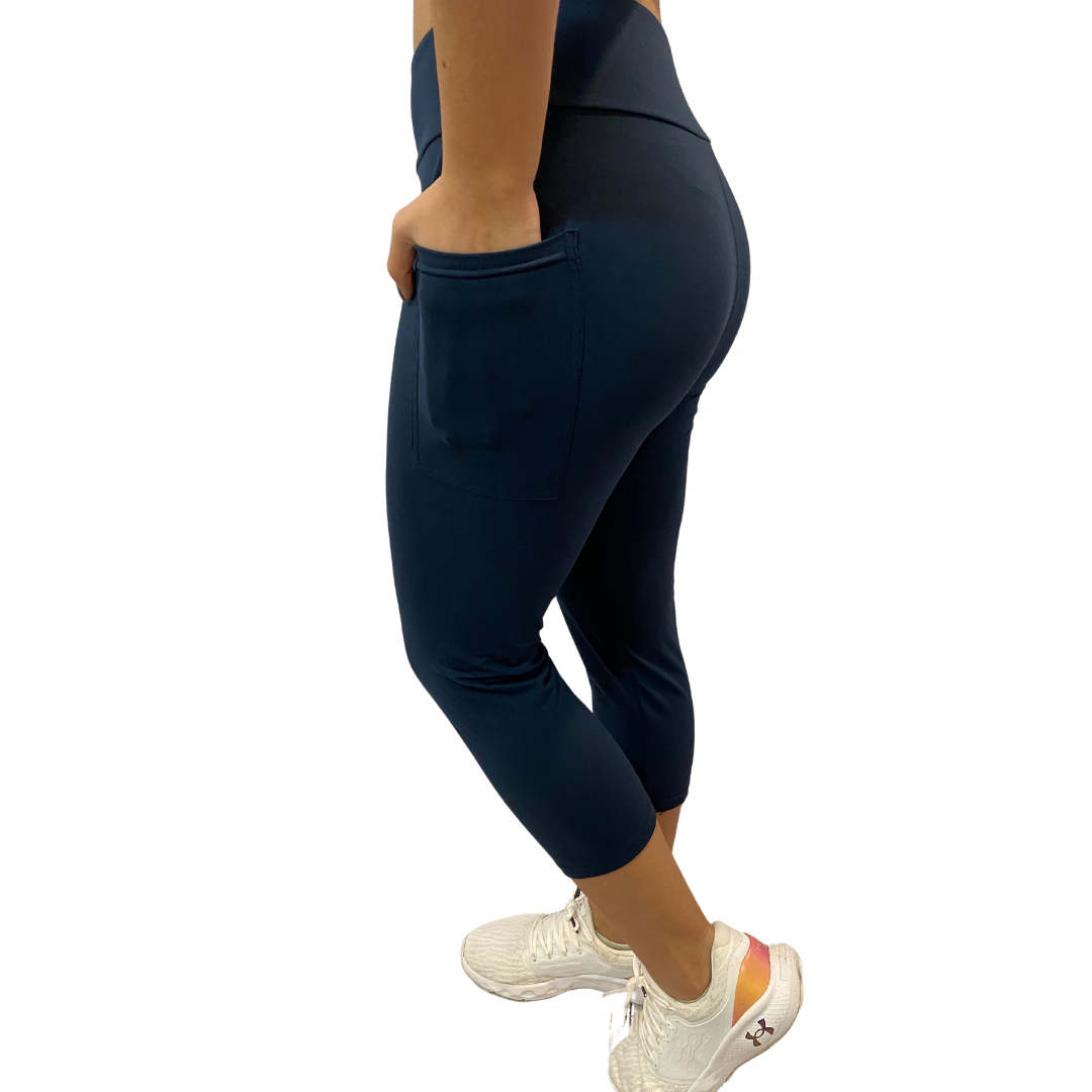 WOMAN WEARING EXTRA PLUS NAVY YOGA CAPRIS