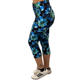 WOMAN WEARING EXTRA PLUS LEGGING CAPRIS