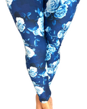 FEMME PORTANT DES LEGGINGS BLEUS À MOTIFS FLORAUX