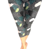 WOMAN WEARING PLUS SIZE PINK AND GRAY LEGGING CAPRIS