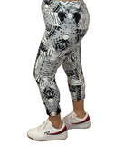 WOMAN WEARING PLUS PATTERNED LEGGINGS WITH POCKET