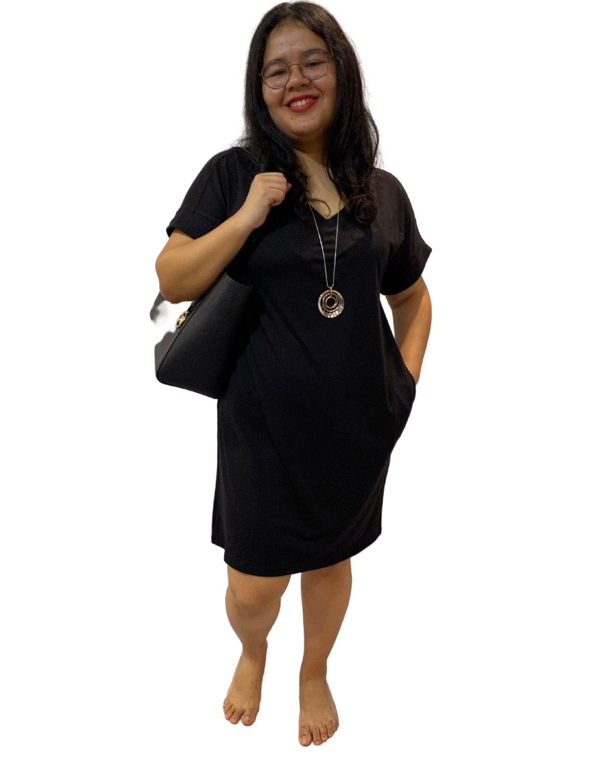 WOMAN WEARING PLUS SIZE SHORT SLEEVE BLACK DRESS