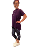 WOMAN WEARING BLACK AND PURPLE LEGGING CAPRIS