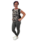 WOMAN WEARING CHARCOAL LEGGINGS WITH POCKETS