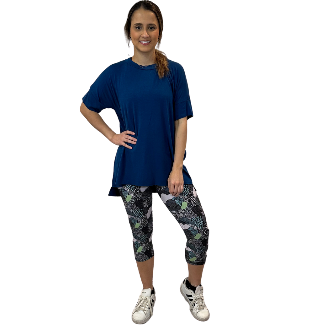 WOMAN WEARING GRAY AND PINK LEGGING CAPRIS