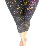 WOMAN WEARING PLUS SIZE COLOURFUL LEGGING CAPRIS