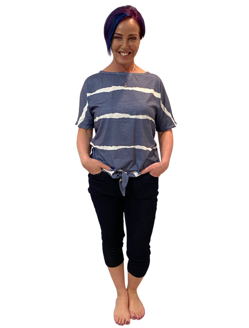 WOMAN WEARING BLACK JEGGING CAPRIS WITH POCKETS