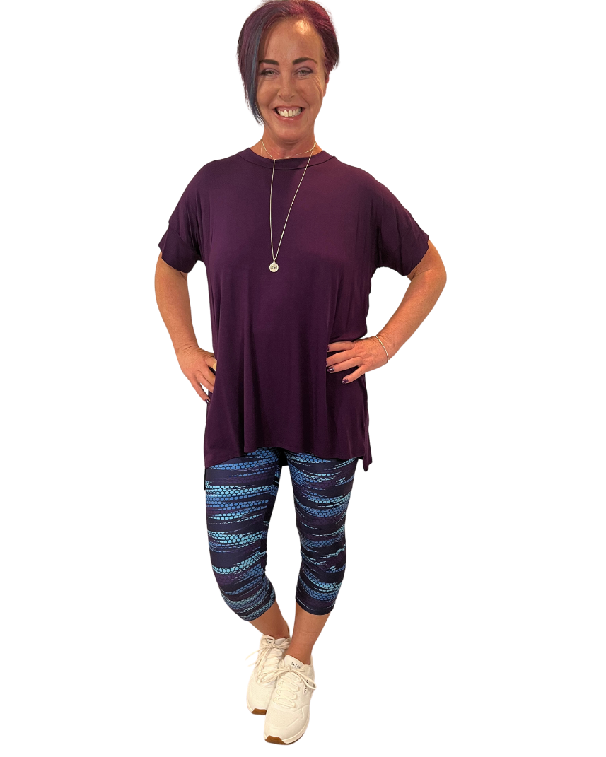 WOMAN WEARING BLUE AND PURPLE LEGGING CAPRIS