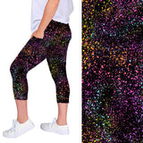 WOMAN WEARING CURVY COLOURFUL LEGGING CAPRIS