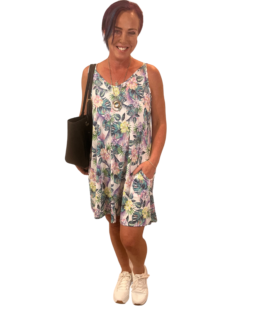WOMAN WEARING SLEEVELESS DRESS WITH POCKETS