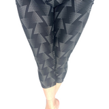 WOMAN WEARING PLUS SIZE BLACK PATTERNED LEGGING CAPRIS