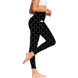 WOMAN WEARING EXTRA CURVY BLACK PATTERNED LEGGING CAPRIS