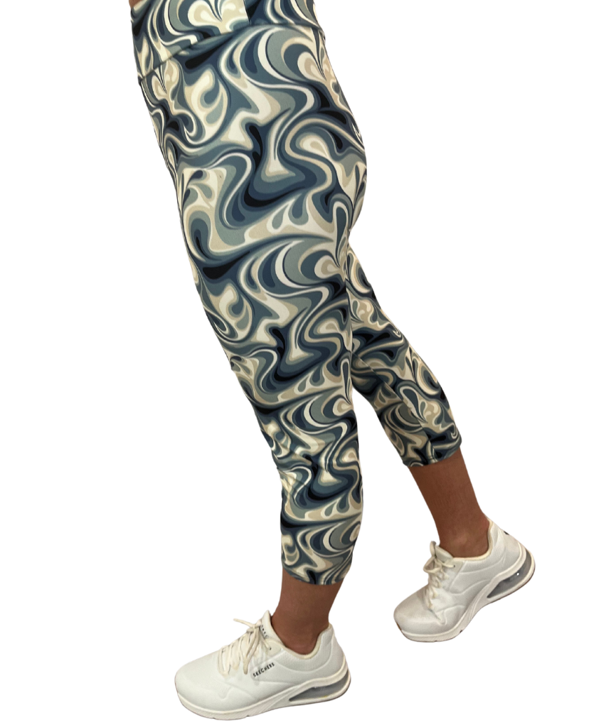 CURVY NAVY AND WHITE LEGGING CAPRIS