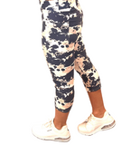 WOMAN WEARING NAVY CAMOUFLAGE CAPRIS