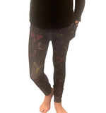 GIRL WEARING LEGGINGS WITH POCKETS