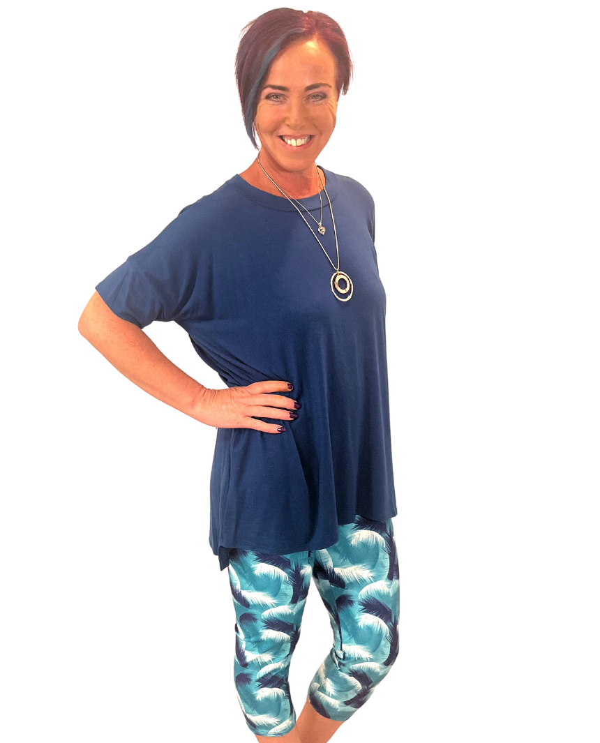 WOMAN WEARING TEAL AND NAVY CAPRIS